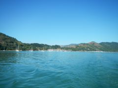 im Hintergrund Marina do Engenho Paraty