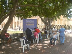 Santa Domingo impfen im Park